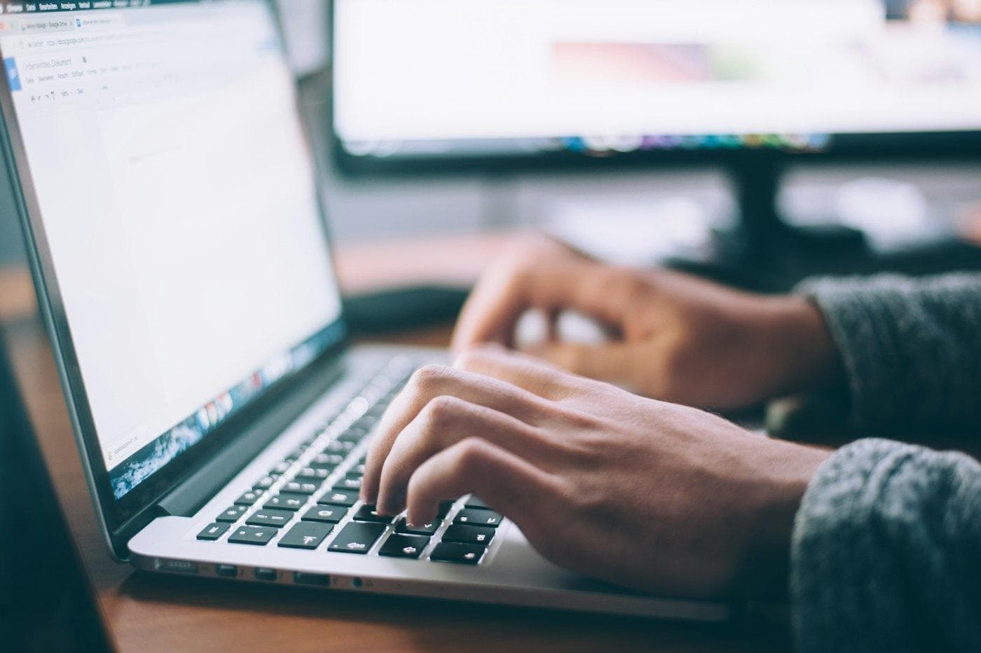Ein Freelancer arbeitet am Laptop